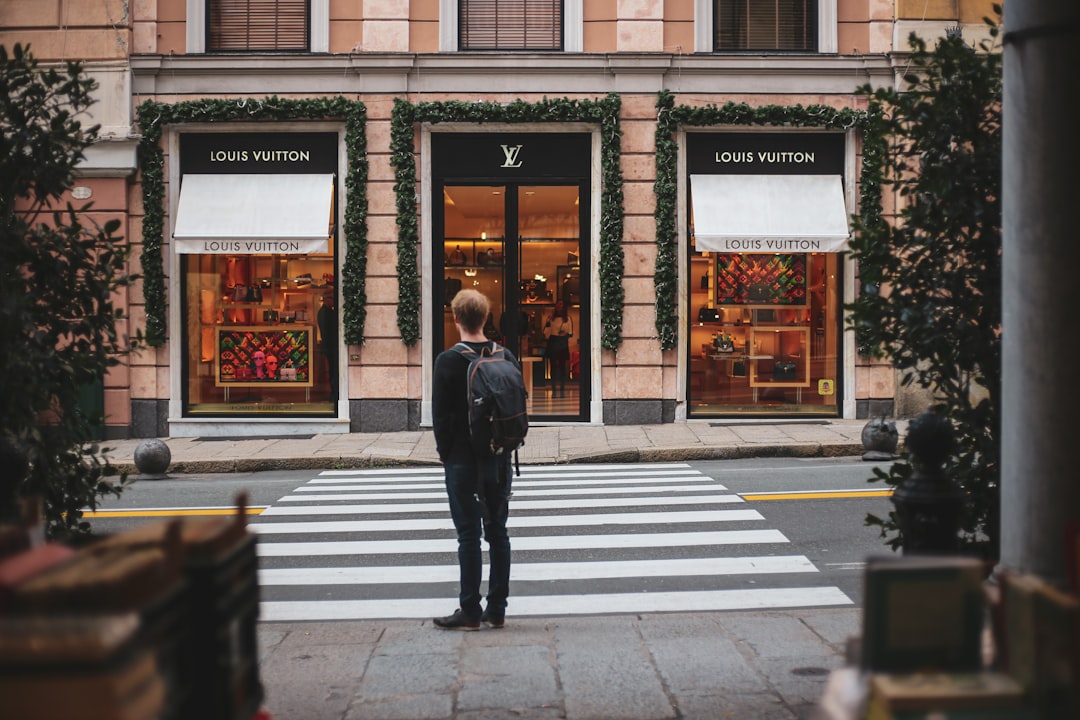 découvrez les habitudes de consommation modernes, analysez les tendances du marché et comprenez comment les comportements des consommateurs évoluent dans un monde en constante mutation. explorez les facteurs qui influencent les choix d'achat et les préférences des consommateurs.