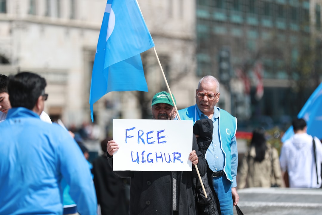 découvrez les enjeux cruciaux des droits de l'homme, leur histoire et leur importance dans la défense des libertés fondamentales à travers le monde. engagez-vous pour promouvoir la justice et l'égalité.