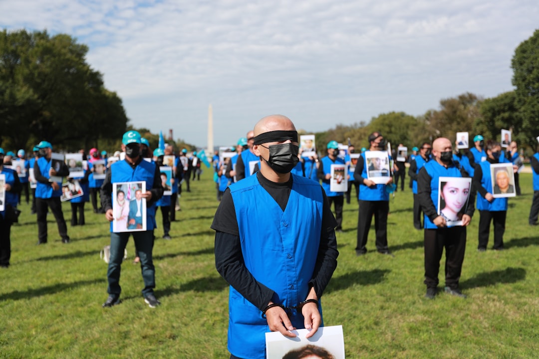 découvrez les enjeux et les défis des droits de l'homme à travers le monde. engagez-vous pour la défense des libertés fondamentales et apprenez comment chaque individu peut contribuer à promouvoir la justice et l'égalité.