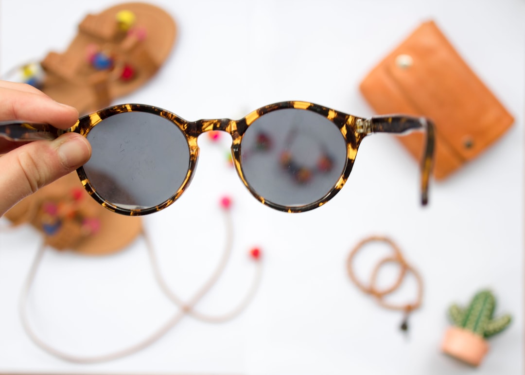 découvrez notre collection de lunettes de soleil tendance pour protéger vos yeux avec style. explorez des designs variés et des verres de qualité pour un look estival parfait.