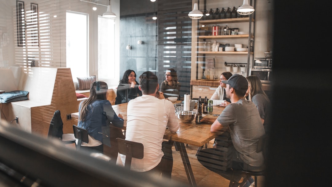 découvrez notre collection de tenues de bureau élégantes qui allient style et confort. parfaites pour impressionner lors de vos réunions professionnelles tout en vous sentant à l'aise au travail.