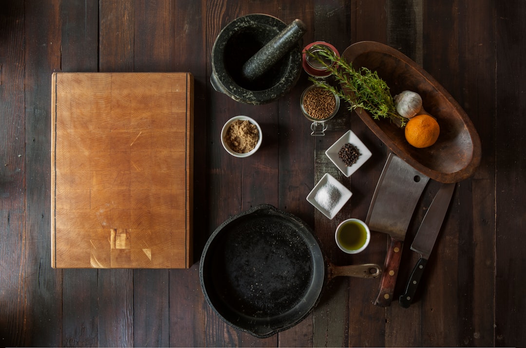 découvrez l'art de la cuisine saisonnière avec des recettes savoureuses qui mettent en valeur les produits frais et locaux de chaque saison. apprenez à préparer des plats délicieux tout en respectant le rythme de la nature.