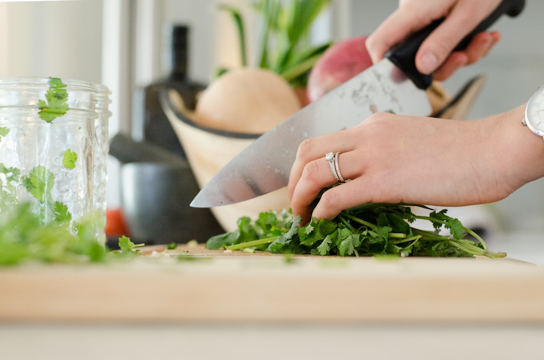 découvrez l'art de la cuisine zéro déchet avec des astuces et des recettes innovantes pour réduire vos déchets tout en savourant des plats délicieux et sains. adoptez un mode de vie durable et engagez-vous pour la planète tout en vous régalant !