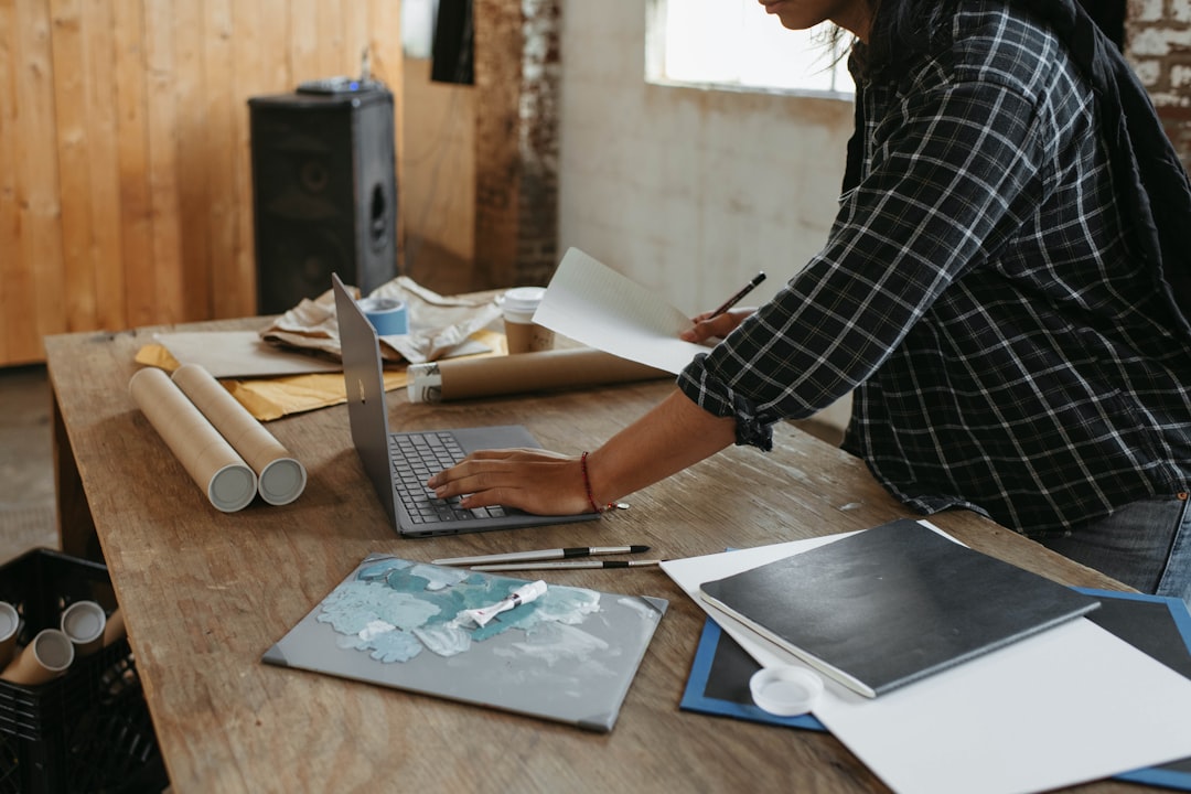 découvrez l'univers fascinant de l'art technologique, où créativité et innovation se rencontrent. explorez les œuvres contemporaines qui utilisent les dernières avancées technologiques pour redéfinir l'art et engager les sens.