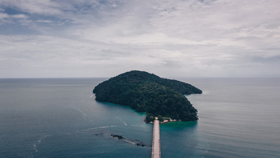 découvrez des îles magnifiques où la nature et la beauté se rencontrent. explorez des plages de sable fin, des eaux cristallines et des paysages à couper le souffle qui vous invitent à l'évasion et à l'aventure.