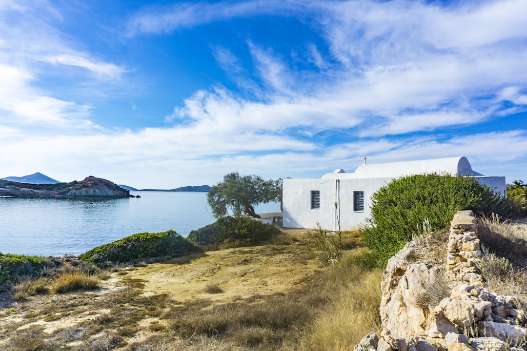 découvrez des îles magnifiques aux paysages à couper le souffle, où la nature préservée, les plages paradisiaques et les cultures vibrantes vous attendent. évadez-vous dans ces destinations idylliques pour des vacances inoubliables.