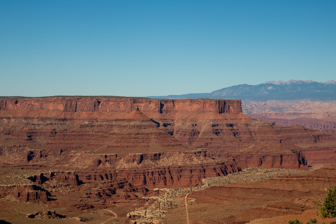 découvrez les plus belles routes panoramiques à travers des paysages à couper le souffle. parfaites pour une escapade en voiture, ces balades vous offriront des vues imprenables et des expériences inoubliables au cœur de la nature.